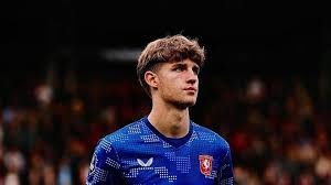 扎金花里的“垃圾牌”奇迹：如何用单张 A 在没人敢跟的情况下偷鸡？（垃圾牌也能翻盘：扎金花中如何用一张A在无人跟注时偷鸡）